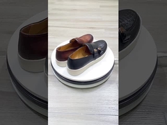 đàn ông trượt trên giày thể thao