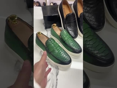 đàn ông trượt trên giày thể thao