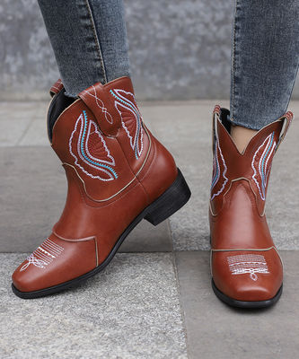 Western Cowgirl xu hướng thời trang mới nhất với giày dép da nữ và thời trang