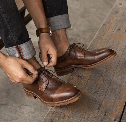 Chiếc giày da nam giới với kích thước 45 46 47