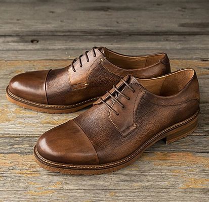 Chiếc giày da nam giới với kích thước 45 46 47