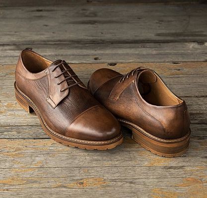 Chiếc giày da nam giới với kích thước 45 46 47