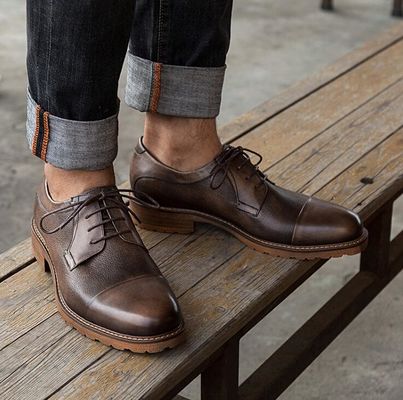 Chiếc giày da nam giới với kích thước 45 46 47